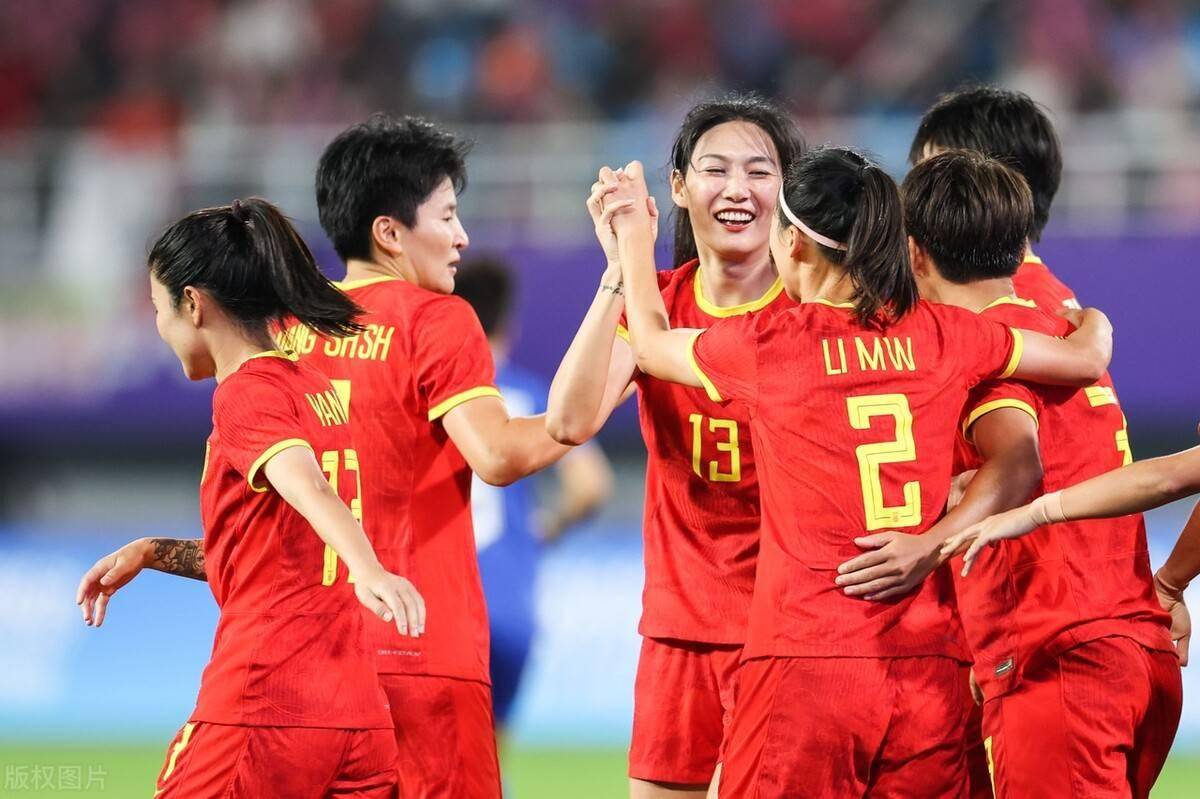 国内女足比赛中，中国队士气高涨，取得胜利