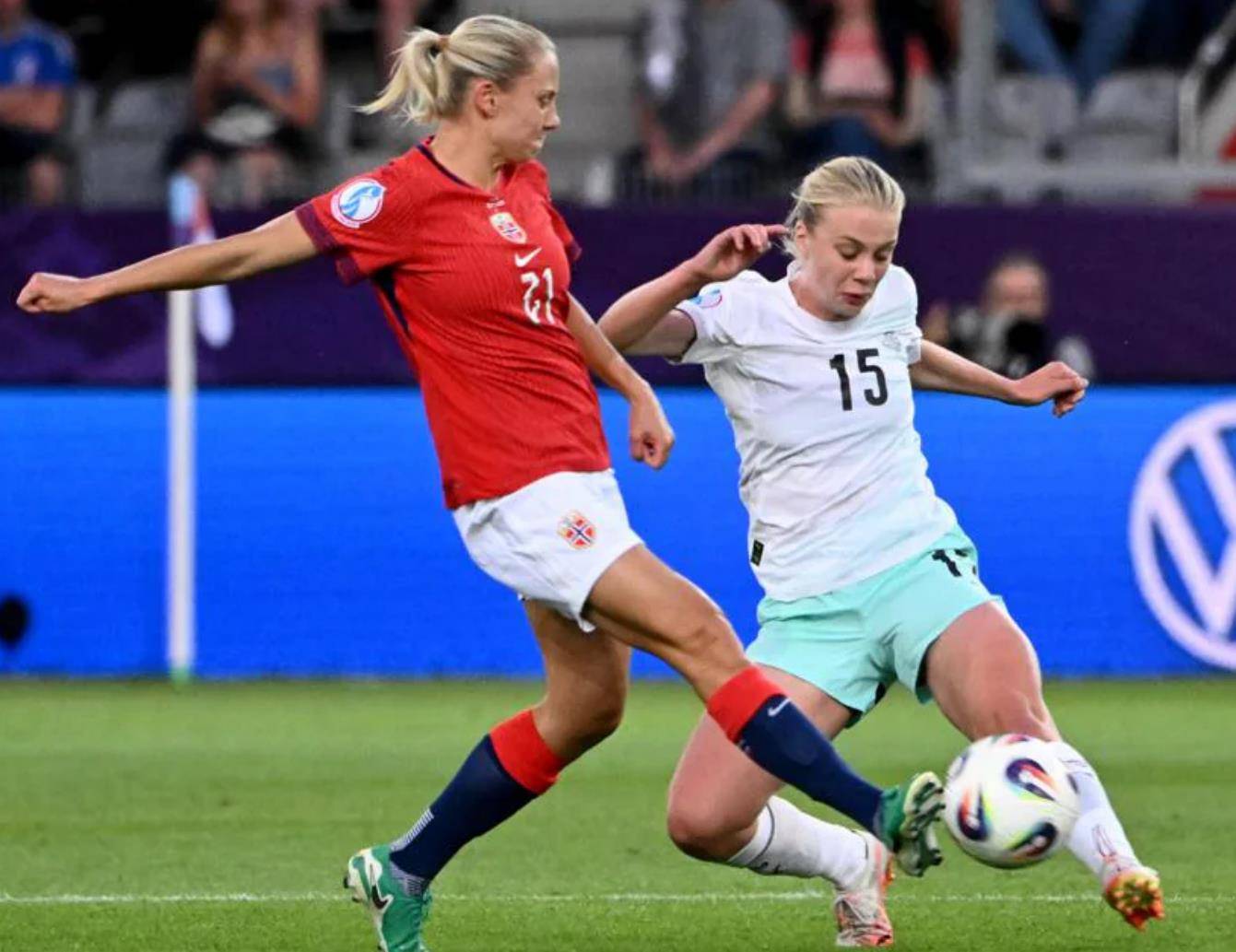 包含冰岛惊险击败摩尔多瓦，挤进欧预赛八强的词条