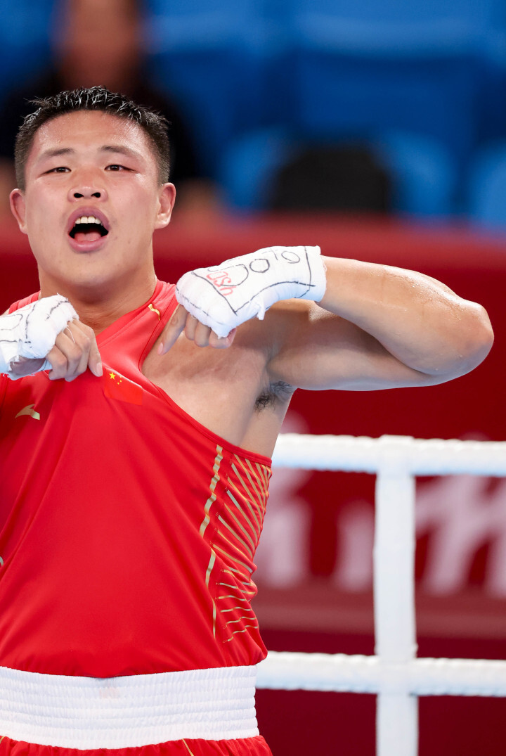 -包含雄风披靡拳击选手拳拳到位战胜对手的词条