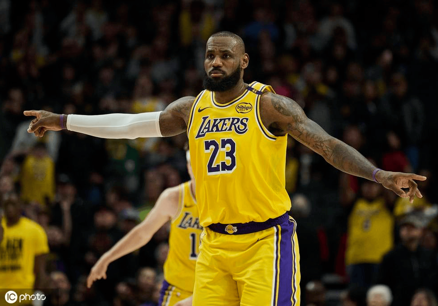 湖人大胜开拓者，豪取十连胜